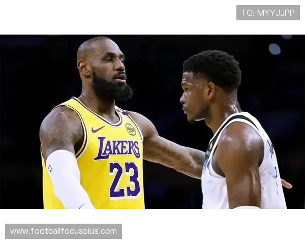 湖人队与勇士队激战连场 詹姆斯复出迎来关键时刻